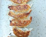パクチーとトマトのサラダ乗せの焼き餃子作り方11写真