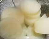 鶏手羽元と大根とゆで卵の煮物♪作り方3写真