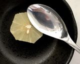 ☆鶏肉のソテーみかんバター風味☆作り方1写真
