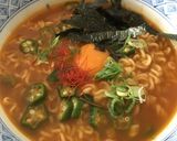 ささっと旨辛♡おくらと生卵の辛ラーメン作り方4写真
