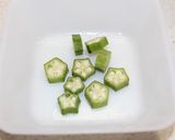 簡単！豆腐と鶏肉・オクラのお吸い物　作り方1写真