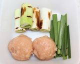簡単！鶏つくね、焼きネギ、にらのお吸い物作り方1写真