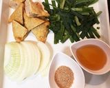 優しい味♡揚げと玉葱とニラのお味噌汁作り方1写真