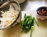 鯖味噌缶とピーマンともやし炒め作り方1写真