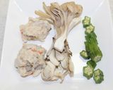 簡単！魚のすり身・舞茸・オクラのお吸い物作り方2写真