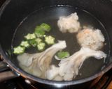 簡単！魚のすり身・舞茸・オクラのお吸い物作り方5写真