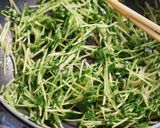 豆苗とむきエビのしょうが炒め作り方6写真