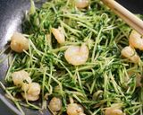 豆苗とむきエビのしょうが炒め作り方7写真