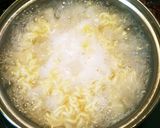 市販麺で簡単！卵チーズサラダラーメン作り方1写真