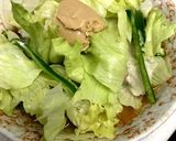 ピーナッツバター入りサラダで辛ラーメン　作り方3写真