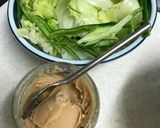 ピーナッツバター入りサラダで辛ラーメン　作り方1写真