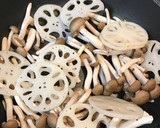 蓮根、しめじ、鶏肉の胡麻オイスター炒め作り方3写真