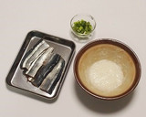 さんまとろ丼とたっぷり野菜の麦みそ汁作り方1写真