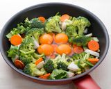 野菜と一緒の目玉焼き作り方3写真