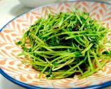 30秒クッキング♪【豆苗のニンニク炒め】作り方2写真