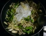 青椒肉絲な焼きそば～餃子の餡とシラタキで作り方5写真