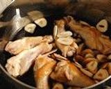 鶏手羽元のニンニク煮込み作り方3写真