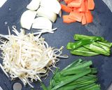 野菜たっぷり！☆豚キムチの焼き冷麺作り方2写真