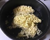 まな板いらず☆簡単！絶品辛ラーメンピザ♪作り方1写真