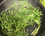 簡単10分！豆苗ときのこのガリバタ炒め作り方4写真