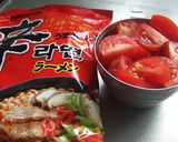 「辛ラーメン」のトマトラーメン作り方1写真