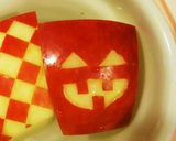 お弁当に りんごでジャックオランタン♪作り方3写真