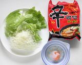 たっぷり野菜と温玉で☆汁なし辛ラーメン作り方1写真