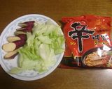 レタス＆サツマイモ＆辛ラーメン作り方1写真