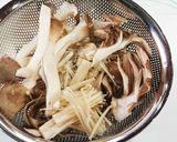 豚肉とキノコのマヨコンソメ炒め作り方2写真
