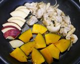 簡単！かぼちゃとりんごの肉炒め☆胡麻風味作り方4写真