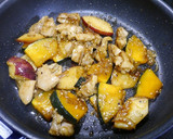 簡単！かぼちゃとりんごの肉炒め☆胡麻風味作り方6写真