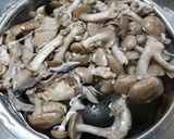 シャカシメジ、ベーコン、野菜などの油炒め作り方2写真