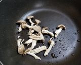 シャカシメジ、ベーコン、野菜などの油炒め作り方3写真