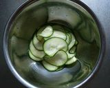 すぐできる♪ズッキーニの塩麴漬け作り方2写真