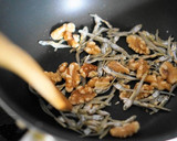 食べる煮干しと胡桃の蜂蜜しょうゆ作り方1写真