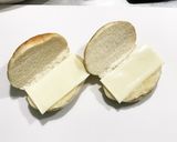 簡単朝食☆ロールパンでハムチーズサンド作り方3写真