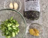 ニンニクとセロリのわかめスープ作り方1写真