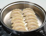 ステンレス鍋で餃子を焼く作り方3写真