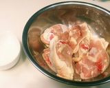 骨付き鶏もも肉と焼き長ネギのスープ作り方1写真