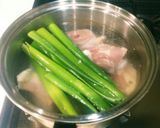 骨付き鶏もも肉と焼き長ネギのスープ作り方2写真