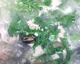 春菊とあさりと豚肉のにんにく入りスープ☆作り方3写真