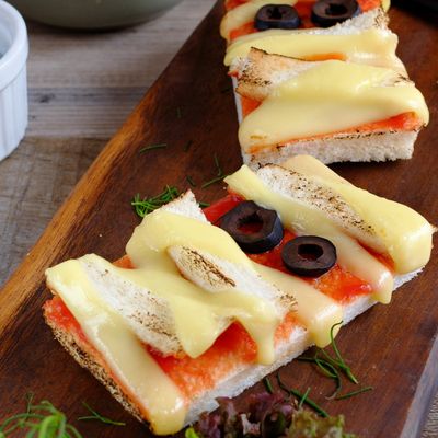 速攻ハロウィン☆ミイラ男のピザトースト！ by ち～sun 【クックパッド