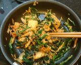 調味料1つ！ニラとえのきとキムチの炒め物作り方3写真