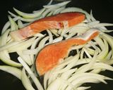 鮭と玉ねぎとしめじのしょうがポン酢蒸し♡作り方3写真
