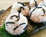 おひとりさまの鮭フレークとひじきおにぎり作り方4写真