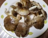 霜降りシメジと鮭のホイル焼き作り方1写真