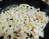 簡単きんぴら♪豚肉と蓮根のラー油炒め❤作り方3写真