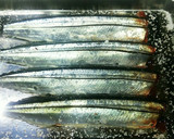 頭と尾を落としフライパンでサンマの塩焼き作り方3写真
