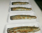 頭と尾を落としフライパンでサンマの塩焼き作り方11写真