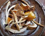 ヌメリスギタケの焼きキノコ・エゴマ入り作り方3写真
